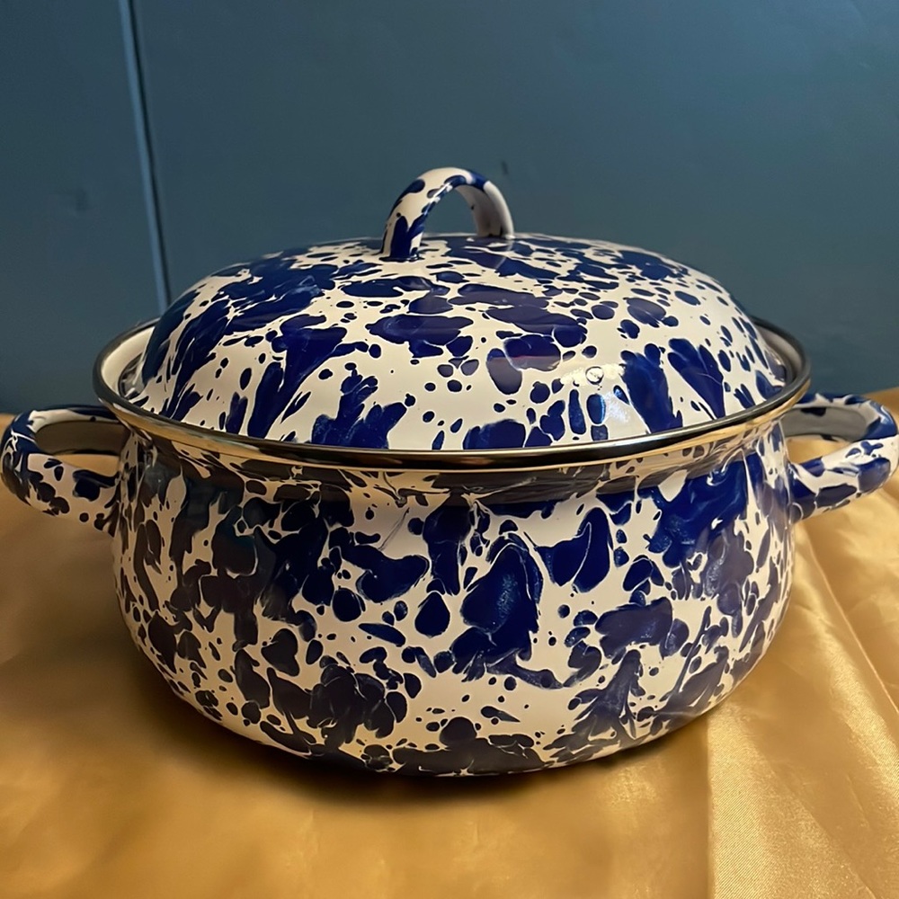 NWOT Golden Rabbit Enamel Dutch Oven